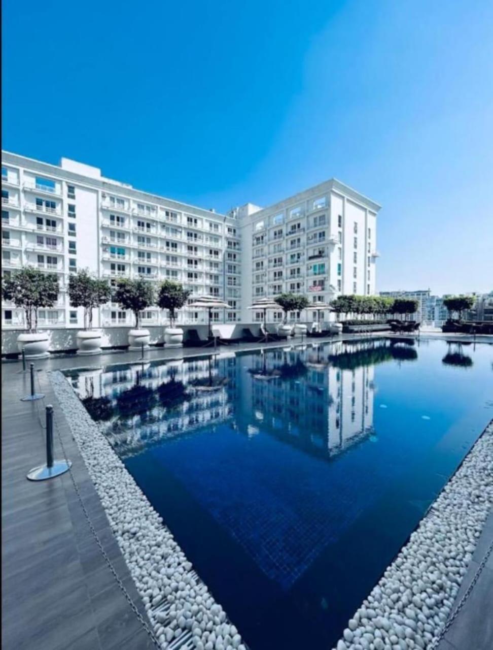 Dolphin Inn & Suites Manhattan Lucknow Bagian luar foto
