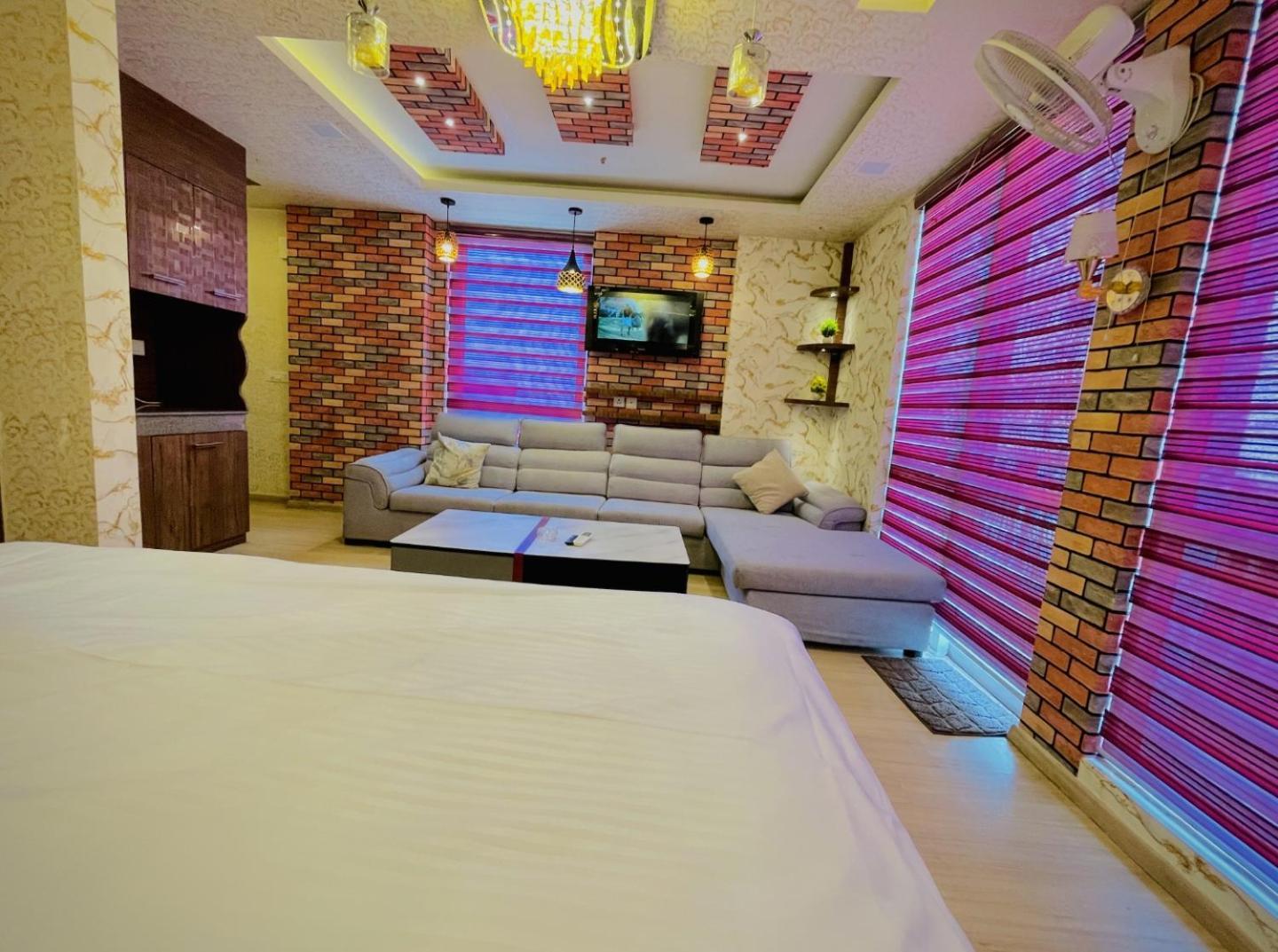 Dolphin Inn & Suites Manhattan Lucknow Bagian luar foto