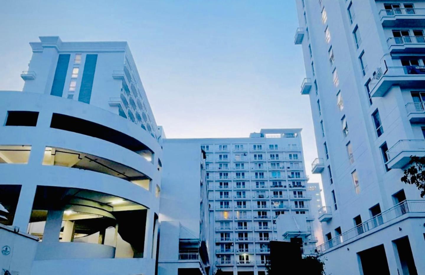 Dolphin Inn & Suites Manhattan Lucknow Bagian luar foto